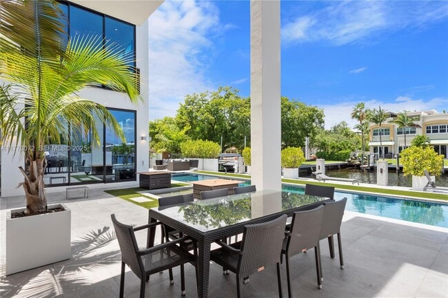 Building Photo - 1400 Bayview Dr