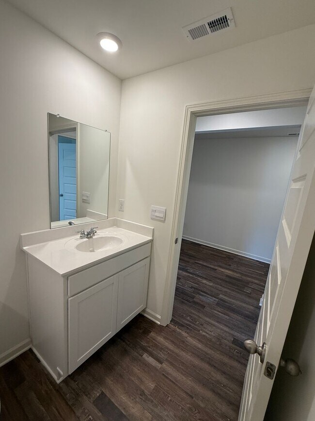 Building Photo - Caffee sub-division, very close to Mercedes plant, one level 4 Bedroom/2 Bath 1774 sqft