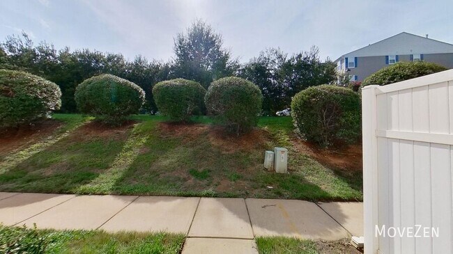 Building Photo - 2200 Valley Edge Dr