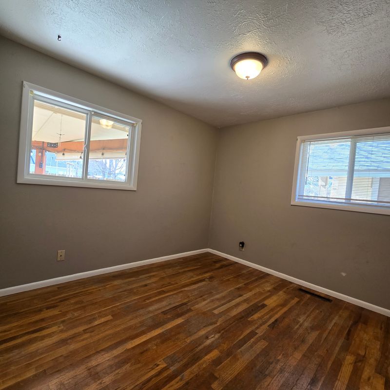 Building Photo - 712 SW 4th St