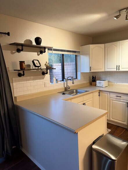 Building Photo - 1033 W Laguna Dr