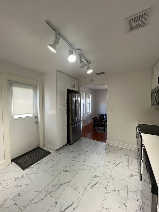 Building Photo - HOUSING VOUCHER ACCEPTED: 2-Bedroom Home in Prime St. Pete Location! FURNISHED OR UNFURNISHED. MI...