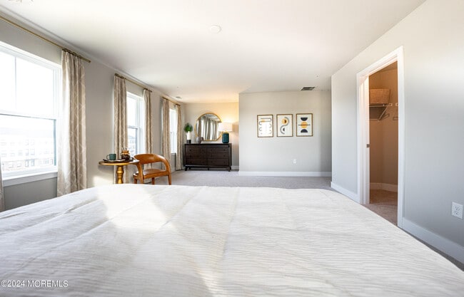 Building Photo - 4 Midway Rd S