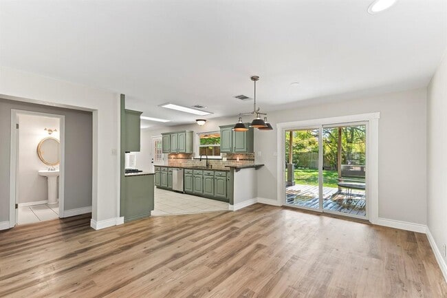 Building Photo - 1807 Iris Ln