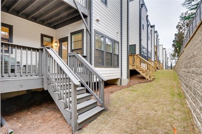 Building Photo - 860 Stonehill Ln NE