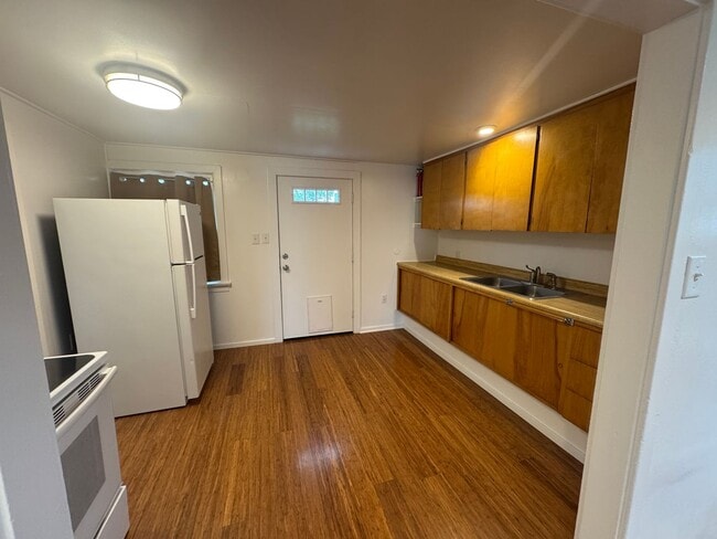 Building Photo - Single Family 2 Bedroom 1 Bath Home on Large Fenced Lot