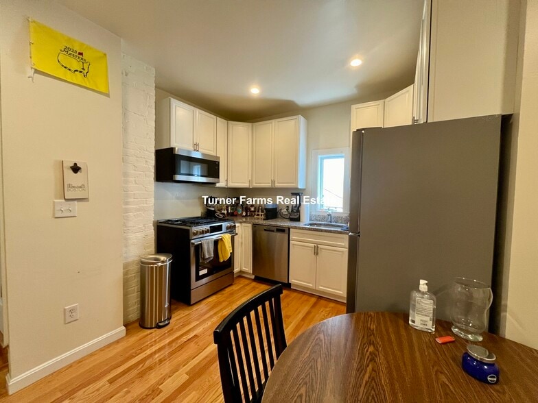 Building Photo - 525 E 3rd St