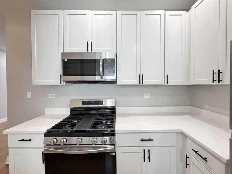 Building Photo - 5452 N Paulina St
