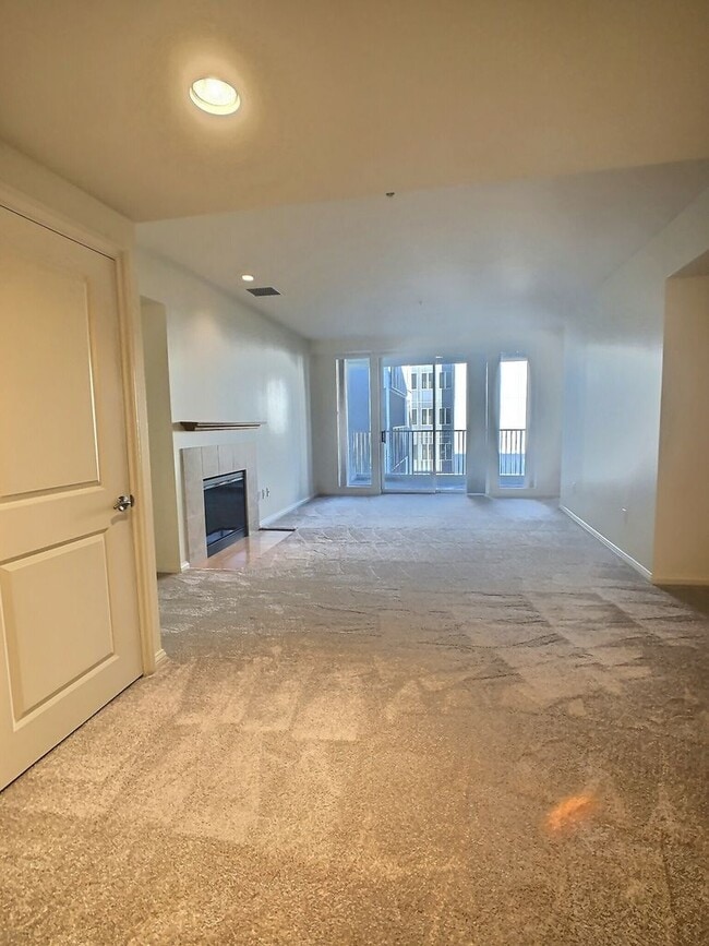 Building Photo - Huge 2 Bedroom/2 Bath Condo with Storage in Downtown San Jose