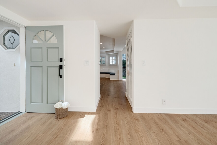 Building Photo - 1504 N Poinsettia Ave