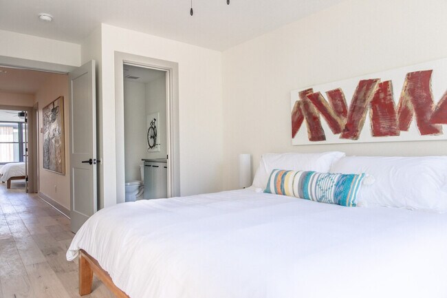 Building Photo - 315 NE Burwood Mews