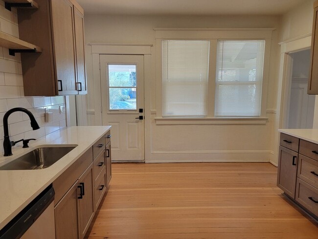 Building Photo - Don’t Miss This! Spacious 2 Bed, 2 Bath in North Portland