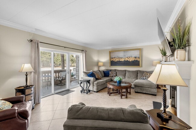 Building Photo - 10100 Lakeshore Dr