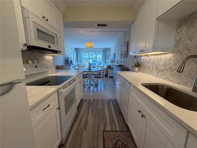 Building Photo - 3808 Gulf of Mexico Dr