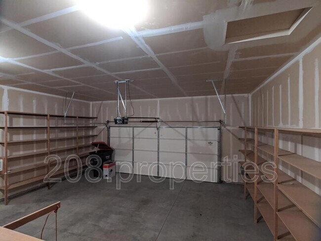Building Photo - 611 N Kayden Way