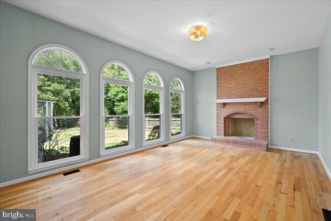 Building Photo - 8608 Oak Brook Ln