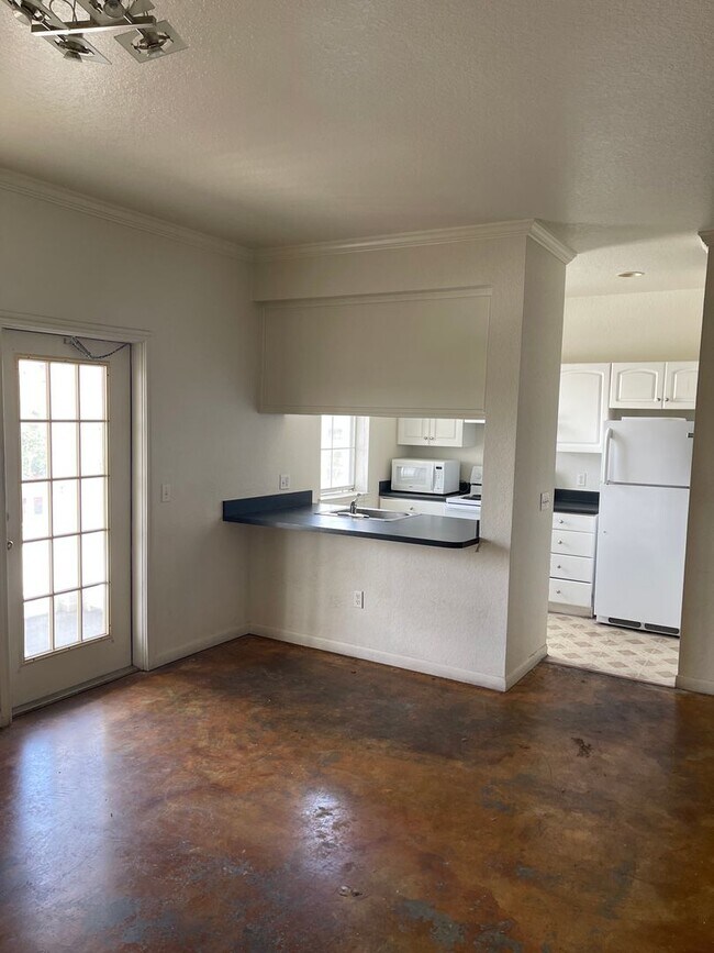 Building Photo - 860 N Orange Ave