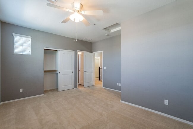 Building Photo - Move In Ready! Three Bedrooms - Beautiful ...