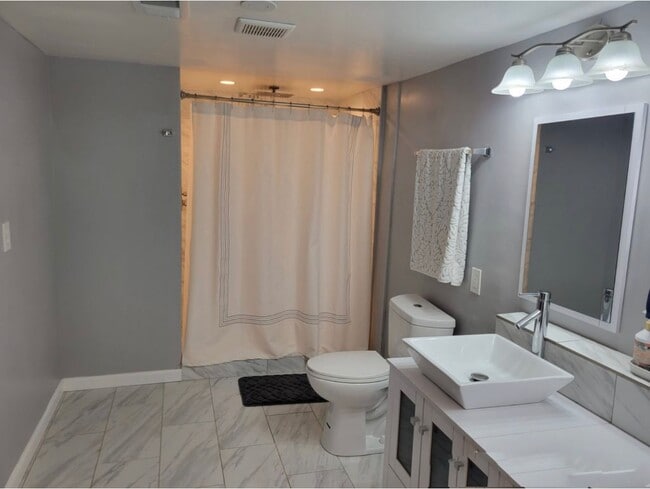 Building Photo - 1372 Lockwood Dr SW