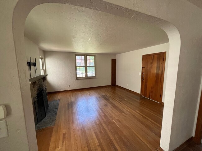 Building Photo - 3063 Sunset Dr - A