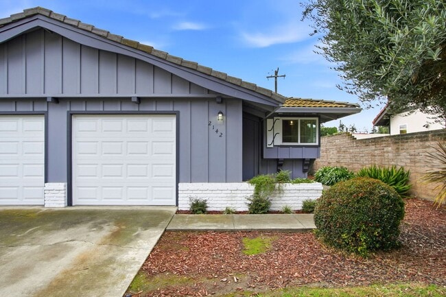 Building Photo - Duplex with 1.5 Bath and One Car Garage