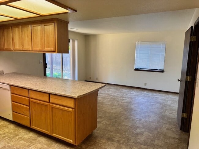 Building Photo - Arroyo Manor 3 Bedroom- with bonus room and 2 car garage!