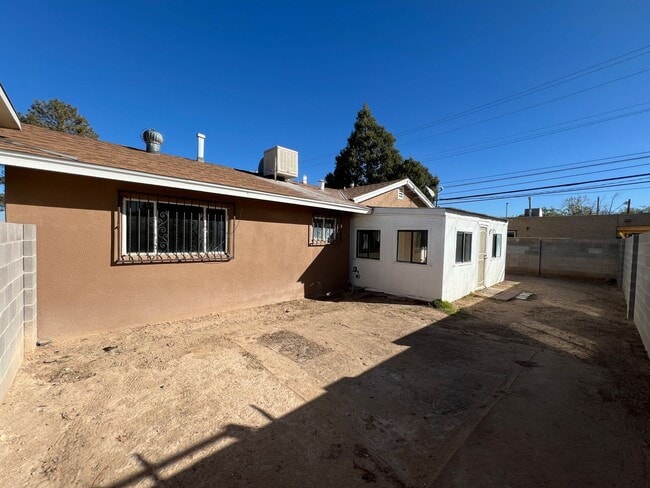 Building Photo - 4 Bedroom Home Available Near Comanche Rd ...