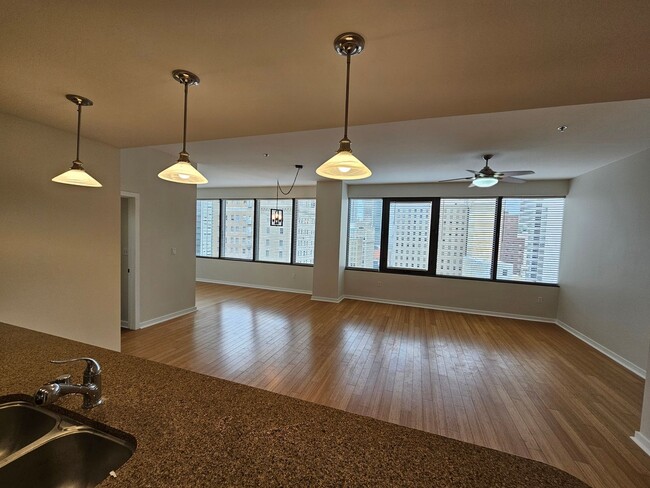 Building Photo - Downtown condo with roof top pool & concie...