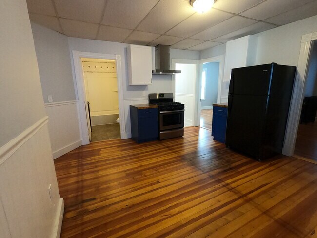 Eat-in Kitchen - 11 Mt Vernon St