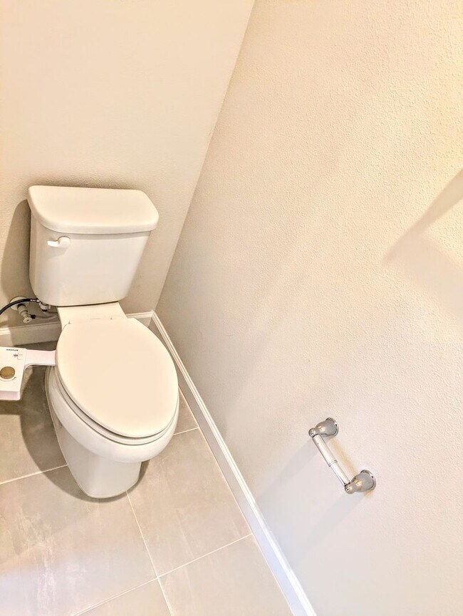 Building Photo - Annual UNfurnished NEW 4/ 2 1/2 home off S...