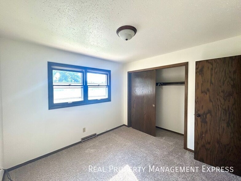 Building Photo - 3 Bedroom Home 1.5 Bath for Rent
