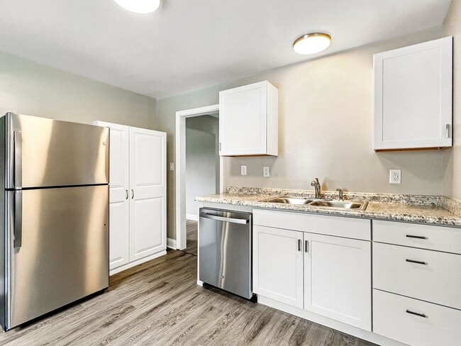 Building Photo - Fully Renovated 3-Bedroom Gem in West End ...