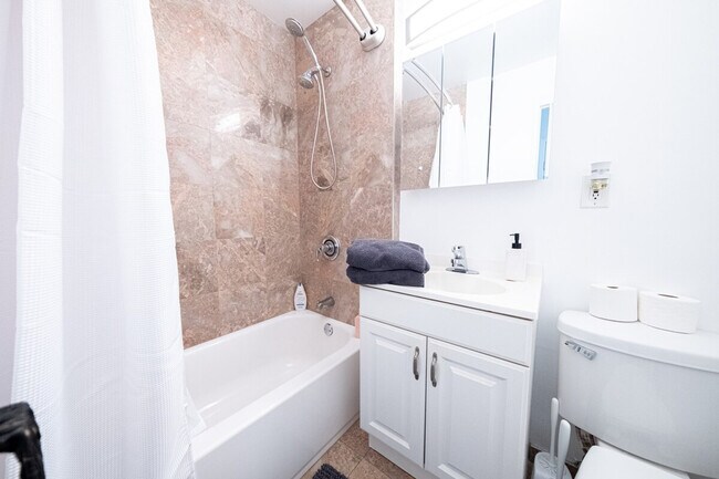 Building Photo - 305 E 95th St