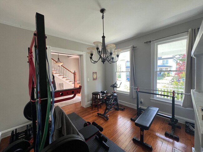 Building Photo - Gorgeous 3 bdrm/2.5 bath newly renovated h...