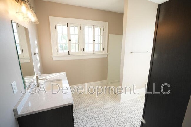 Building Photo - 519 E 3rd St