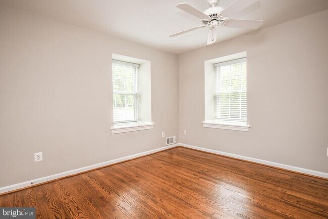Building Photo - 1211 Vinita Ln