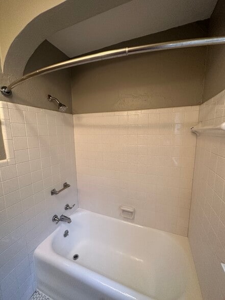 Building Photo - 1015 NW 40th St