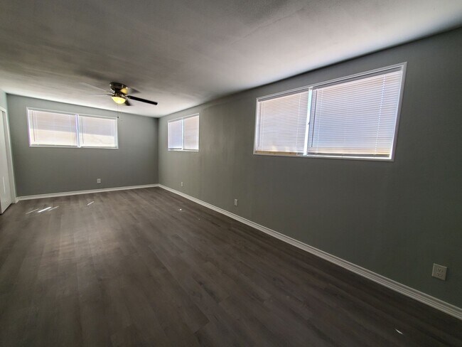 Building Photo - Charming 4 bedroom, 2 bath home AVAILABLE NOW!