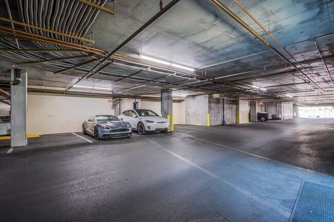 Building Photo - Absolutely stunning high rise loft at Metr...