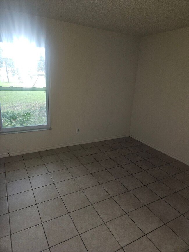 Building Photo - 2/1 DUPLEX