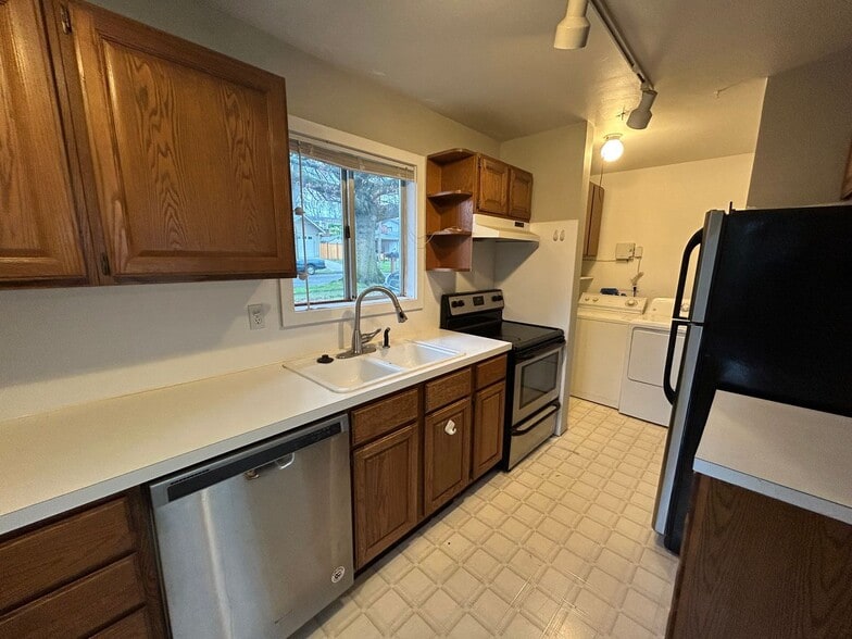 Building Photo - Kostar Duplex