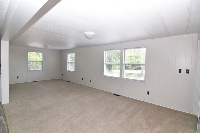 Building Photo - Spacious & Updated Double-Wide Home on a L...