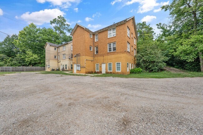 Building Photo - 132 Rowland Pl