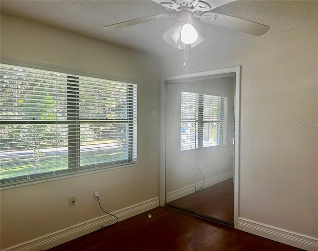 Building Photo - 410 NE 15th Ct