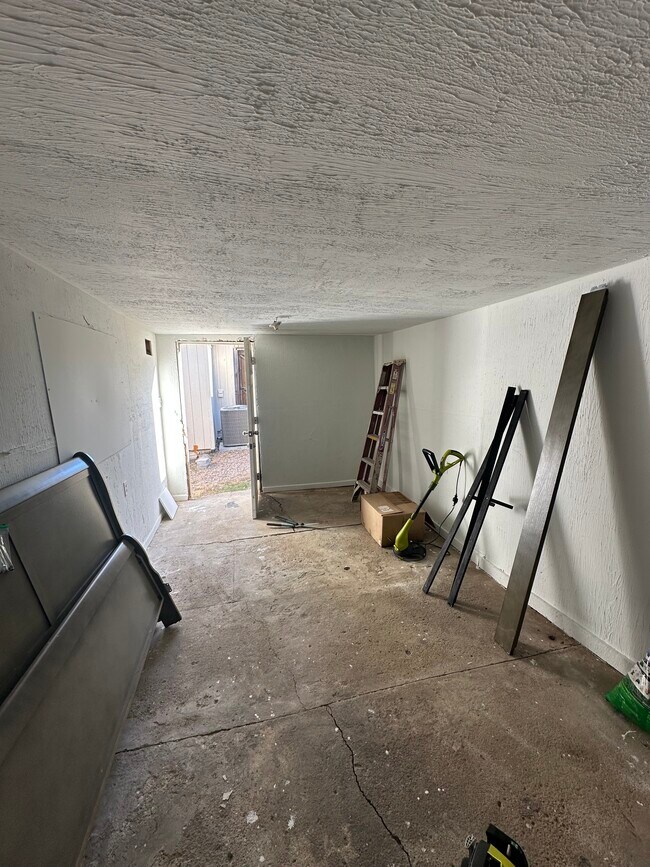 Building Photo - 7115 Parkdale Dr