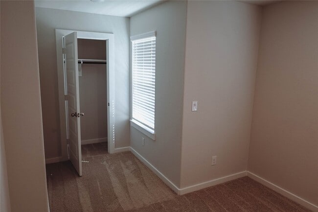 Building Photo - 16 Courageous Side Way