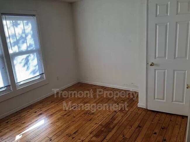 Building Photo - 607 Snow St