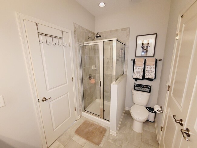 Building Photo - Great end unit in Waters Edge! Master on the main!