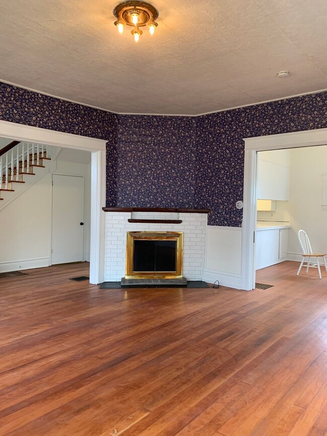 Building Photo - Stately Beauty with 3BR 1.5BA
