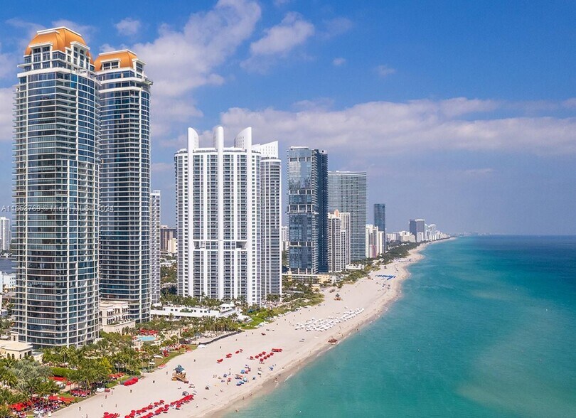 Building Photo - 17901 Collins Ave
